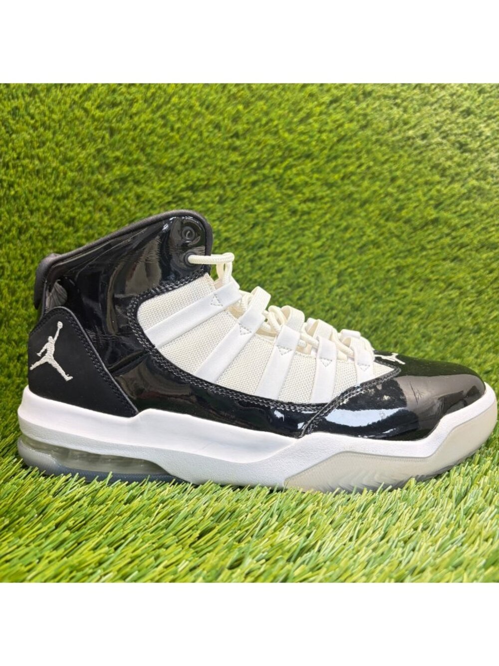 Nike Air Jordan Max Aura Mid Mens Size 9 Black White Basketball Shoes Sneakers